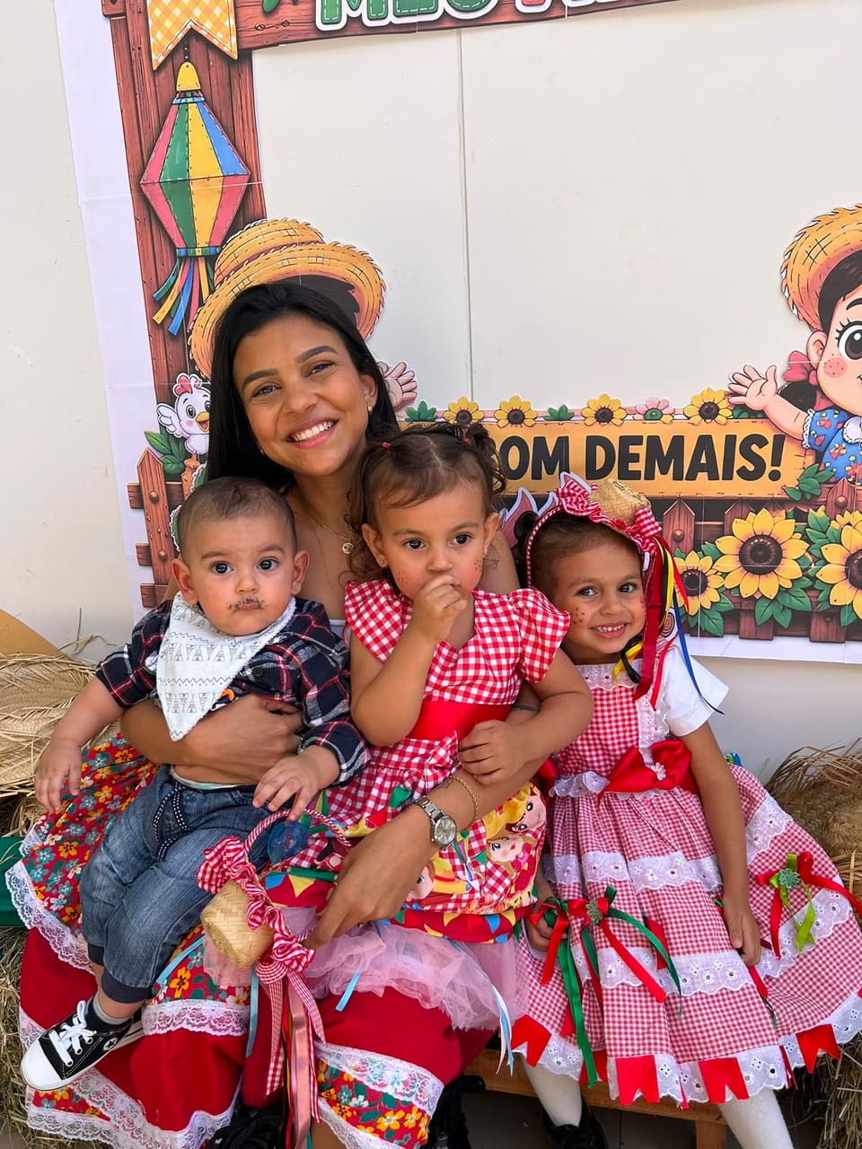 Isabella com os três filhos vestidos para festa junina.
