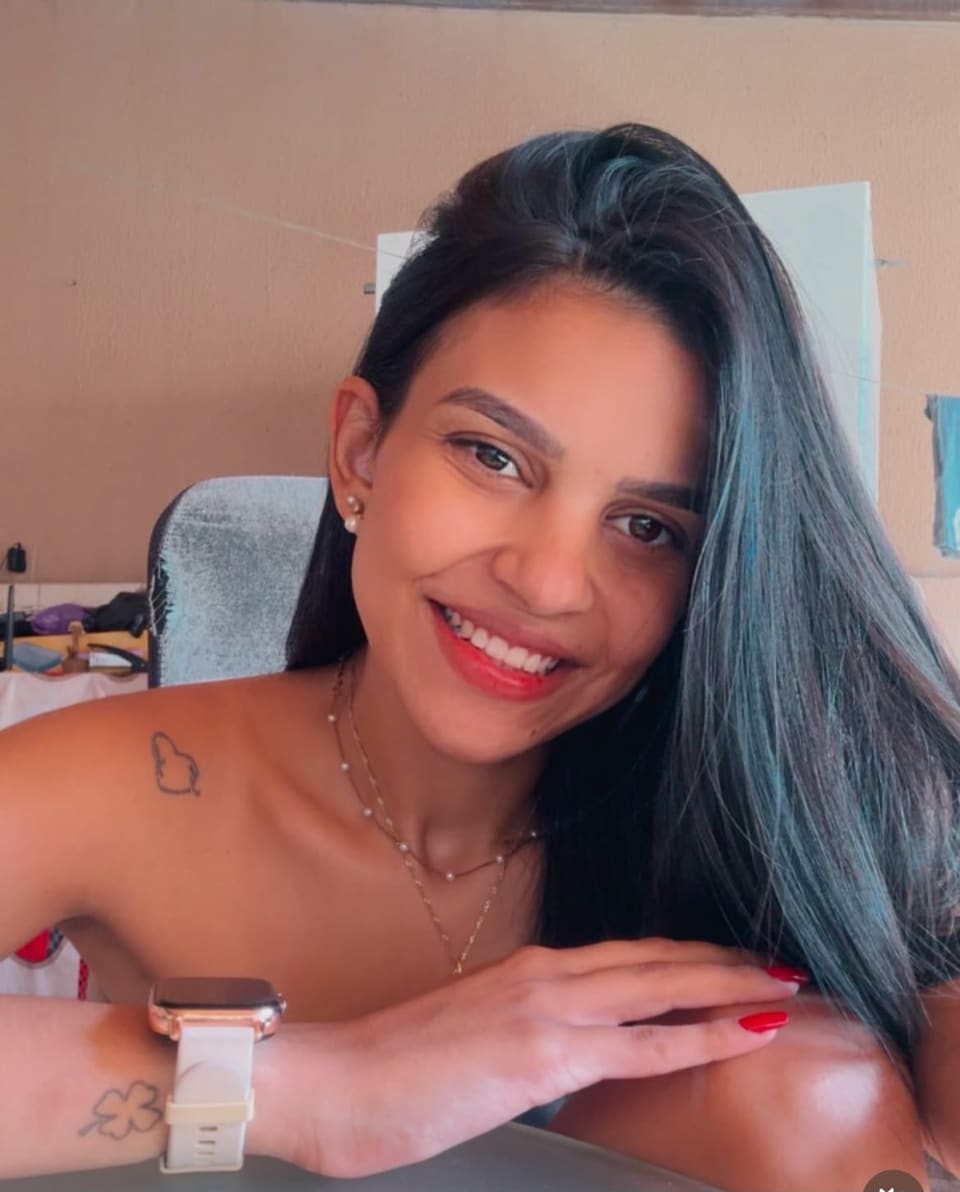 Retrato de Isabella sorrindo, apoiada numa mesa.